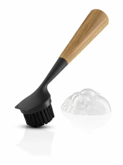 Astianpesuharja tammivarrella