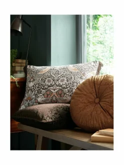 Cushion Strawberry Thief Embossed -sisustustyyny 50 x 50 cm