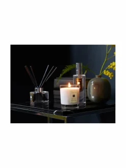 English Pear & Freesia -tuoksukynttilä 200 g