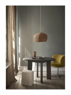 Tarn-puinen ruokapöytä