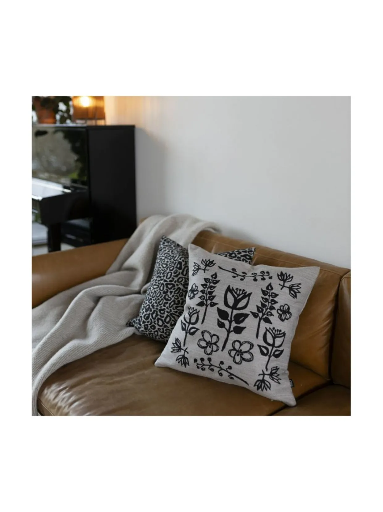 Tyynynpäällinen Taikapuutarha, musta