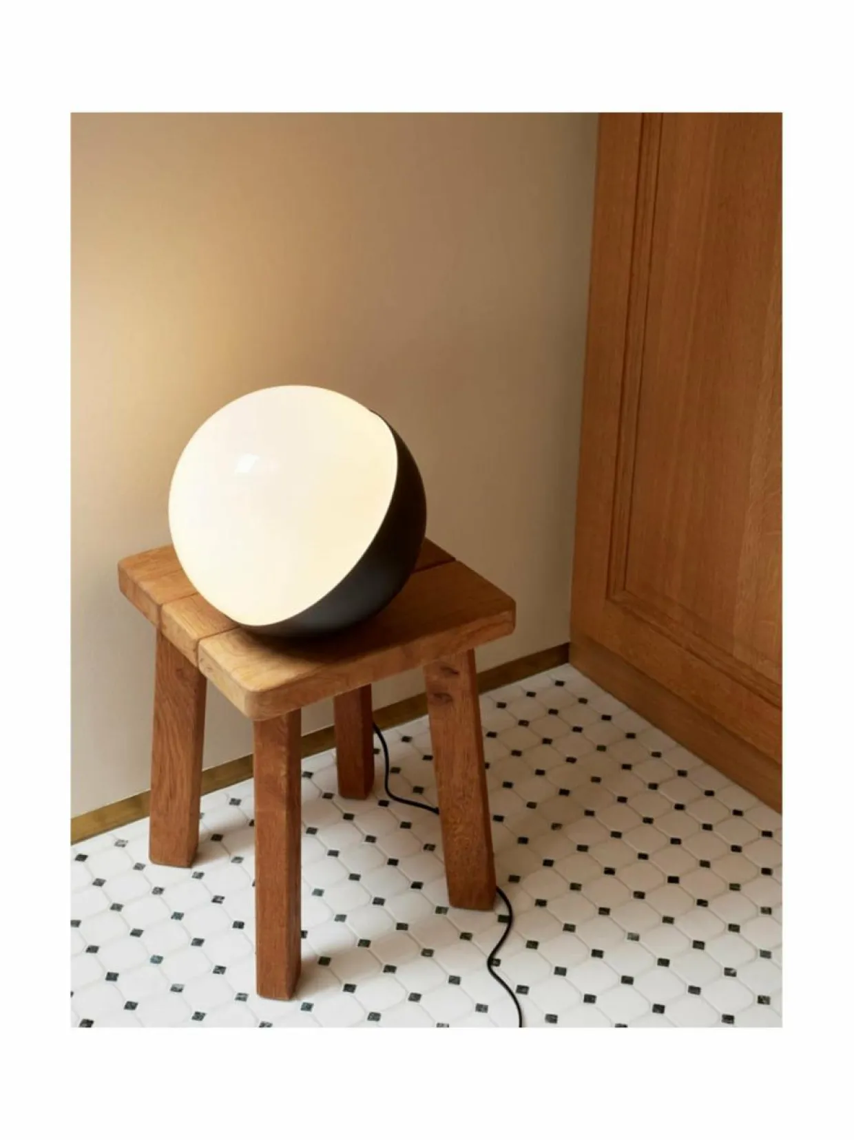 VL Studio 250 -pöytä-/lattiavalaisin